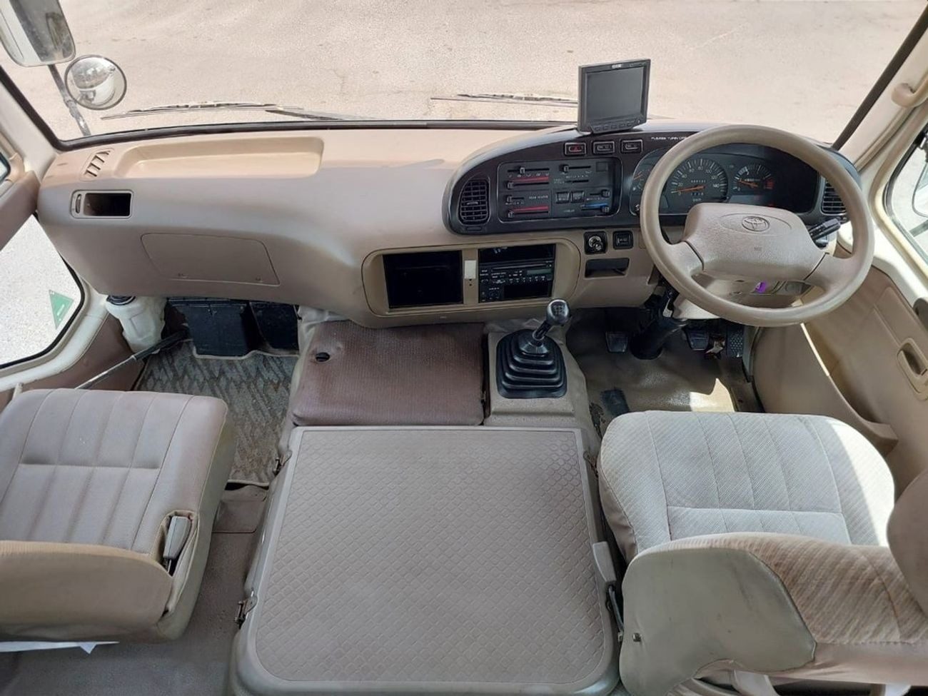 2000 Toyota Coaster photo 15
